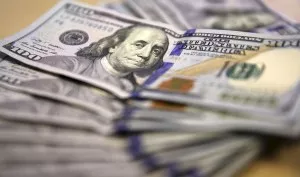 American dollar notes are displayed in this photo illustration in Johannesburg August 13, 2014. South Africa's rand climbed to its strongest levels in two weeks against the dollar, taking advantage of soft economic data out of the world's two biggest economies to gain by over half a percent. Picture taken August 13, 2014. REUTERS/Siphiwe Sibeko (SOUTH AFRICA  - Tags: BUSINESS POLITICS)