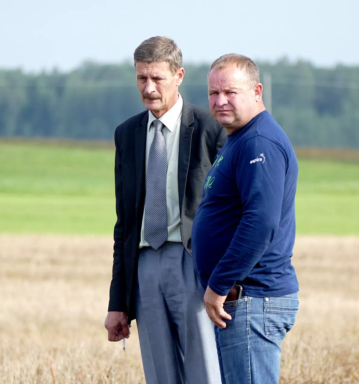 Kaimo reikalų skyriaus vedėjas Povilas Budvytis (kairėje) ir Vainuto seniūnijoje ūkininkaujantis Jonas Ercius apžiūri lietaus ir paukščių nuniokotus laukus. 