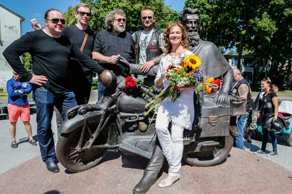 Virginija su vyru skulptoriumi A. Sakalausku (trečias iš kairės ) ir kitais paminklo kūrėjais - architektais V. Balsiu, V. Dapkevičiumi, statytoju A. Mockumi. Asmeninio archyvo nuotr.
