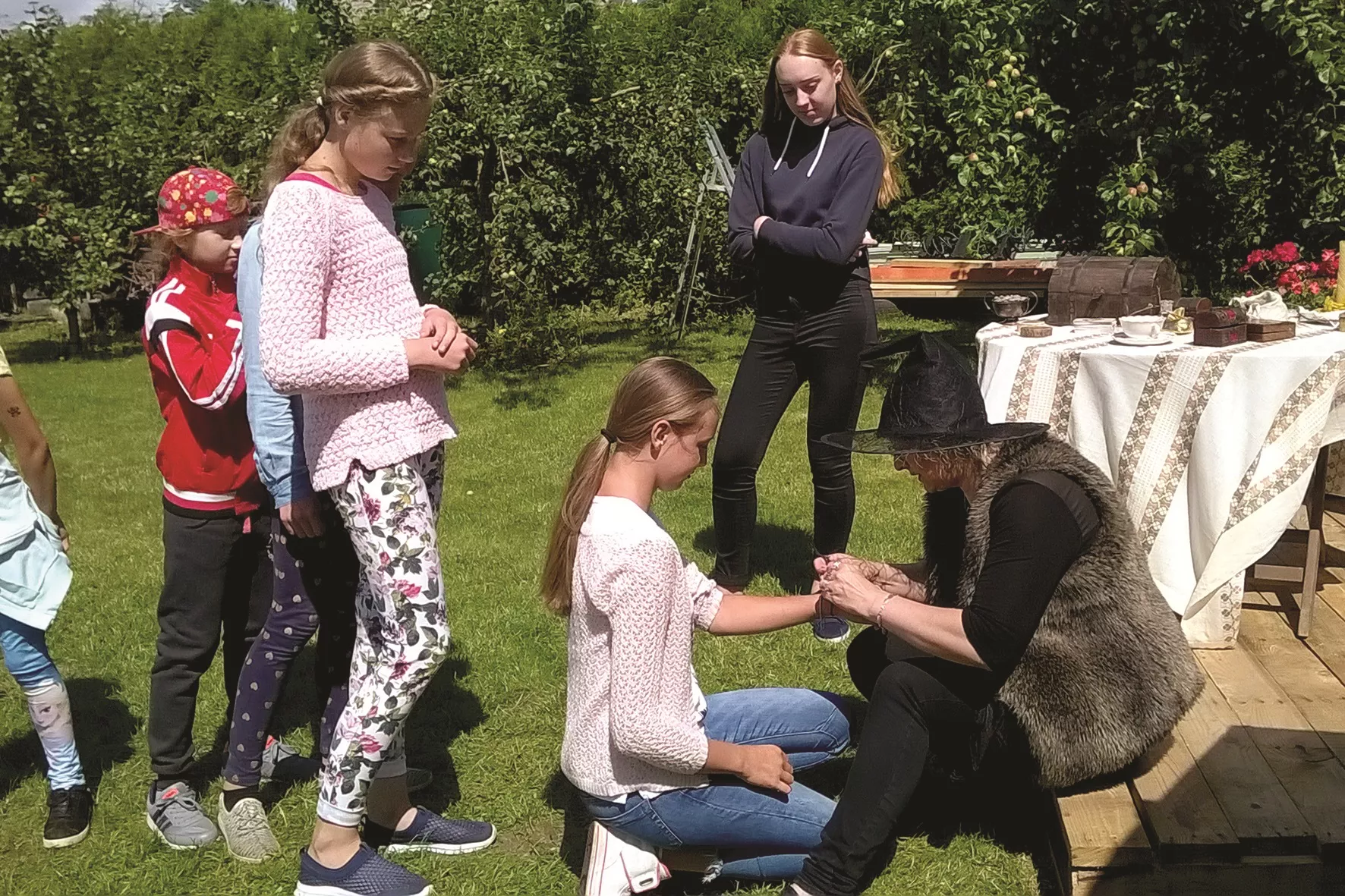 Vaikams edukacijos metu nenorinti parodyti ir sukurti blogos ir piktos raganos įspūdžio Loreta pasirinko kiek modernesnės raganos įvaizdį./ A. Barzdžiaus nuotr.