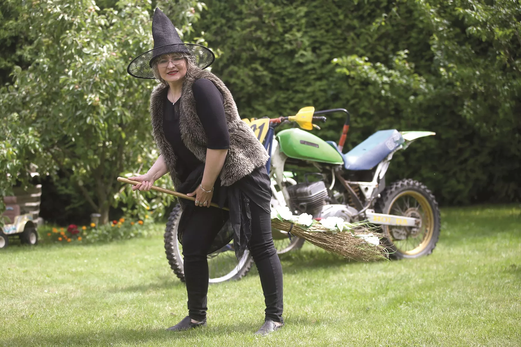 Astrologiją kol kas labiau savo pomėgiu, atgaiva sielai, laikanti Loreta tikina, kad su laiku taps vieninteliu jos darbu. Dabar raganaitė dar dirba ir kirpėja./ A. Barzdžiaus nuotr.