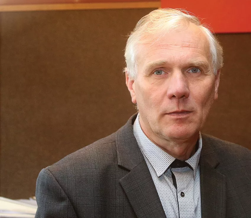 Josvainių seniūnas Algimantas Sirvidas nepakantus dykaduoniams pašalpų prašytojams – tokiems čia greitai surandamas užsiėmimas. / A. Barzdžiaus nuotr.