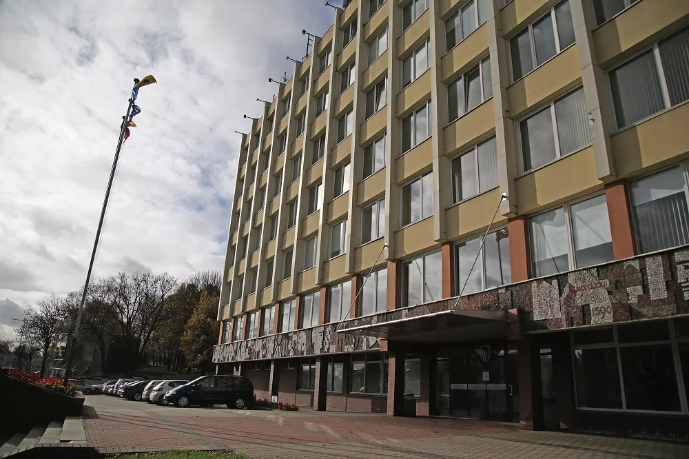 Šiame pastate, kur įsikūrusi rajono savivaldybė, savo gyvenamąją vietą yra deklaravę 1 tūkst. 485 žmonės. Po naujųjų metų daugelio jų duomenys bus panaikinti, o čia registruoti liks tik kaliniai, priverstinai gydomi ligoniai ir benamiai.