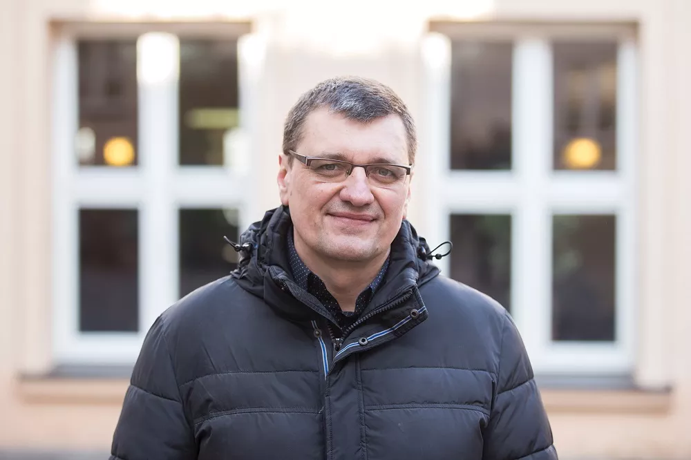 Vilniaus universiteto Geografijos ir kraštotvarkos katedros docentas Rolandas Tučas gyventojų kaitą analizuoja ne vienerius metus. Pagal jo atliktus tyrimus buvo perbraižytos rinkimų apygardos.