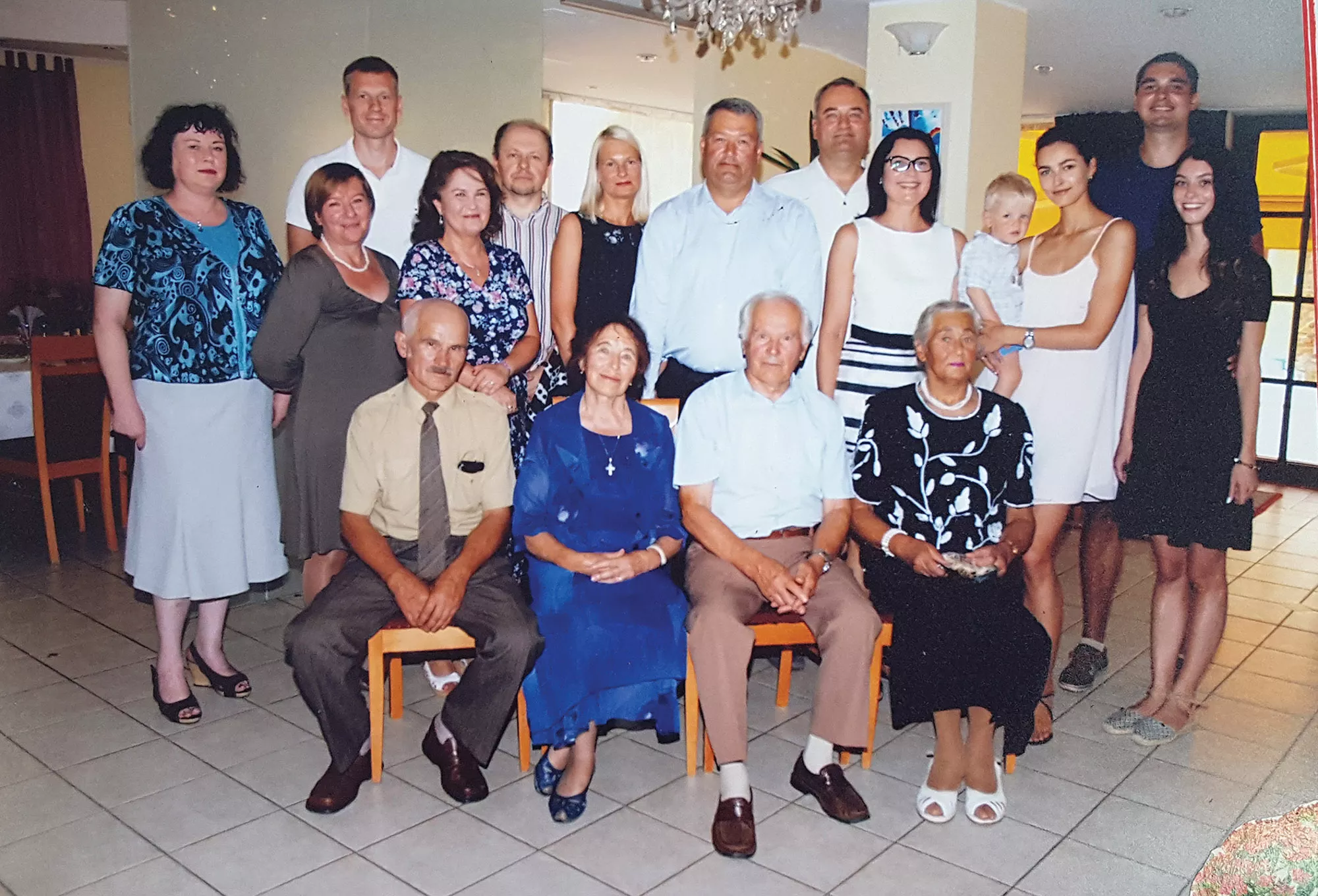 Juozapo Volkaus sūnaus Kazimiero šakos Vaclovo, Henriko ir dukters Leokadijos palikuonių V. Volkaus (centre) devyniasdešimtmečio šventinė nuotrauka.