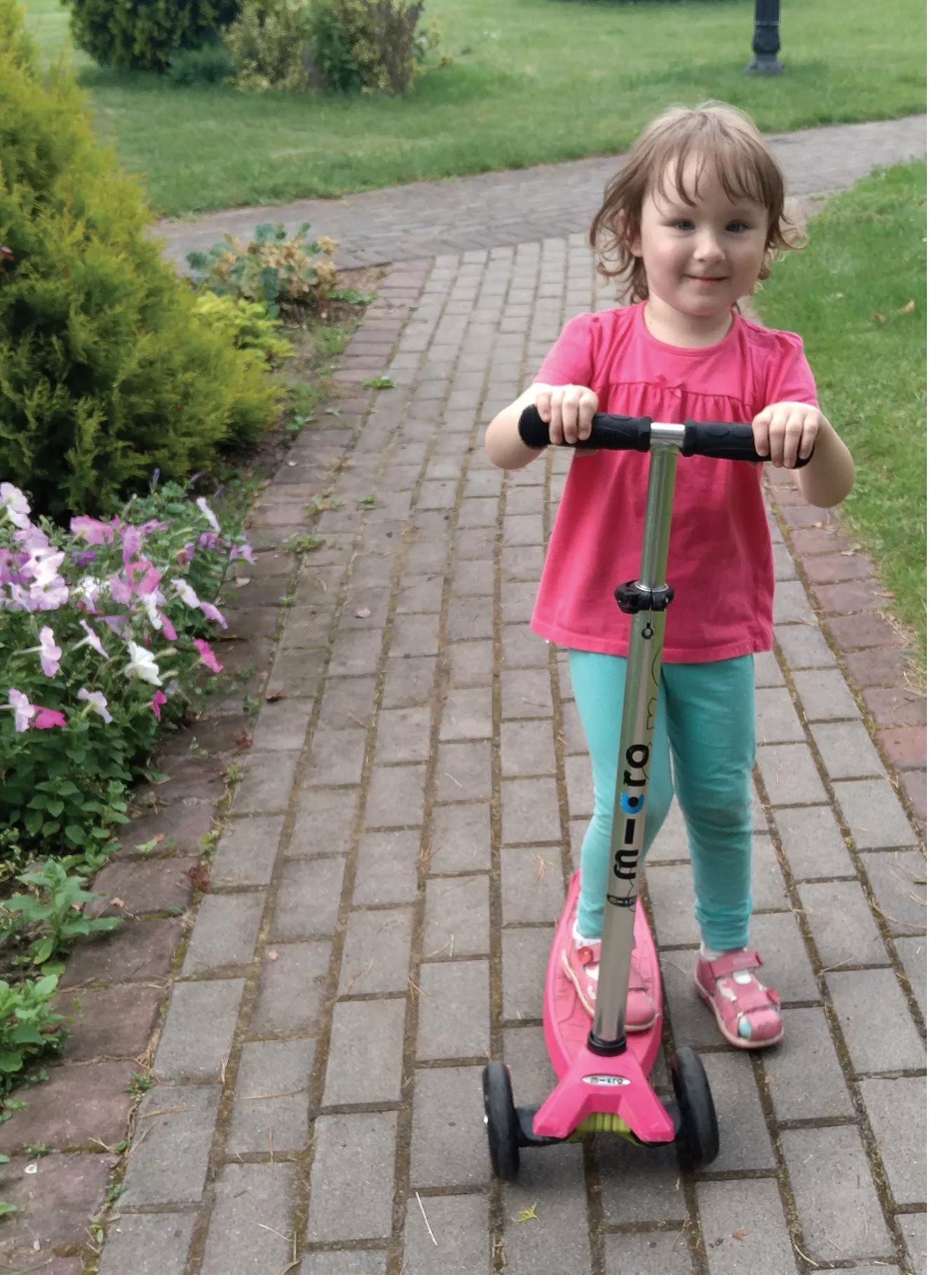 Kiekvieną mėnesį fenilketonurija sergančiai Eglutei yra atliekami kraujo tyrimai fenilalanino kiekiui kraujyje nustatyti ant specialaus filtrinio popieriaus, vadinamo Guthrie kortele. Asmeninio archyvo nuotr.