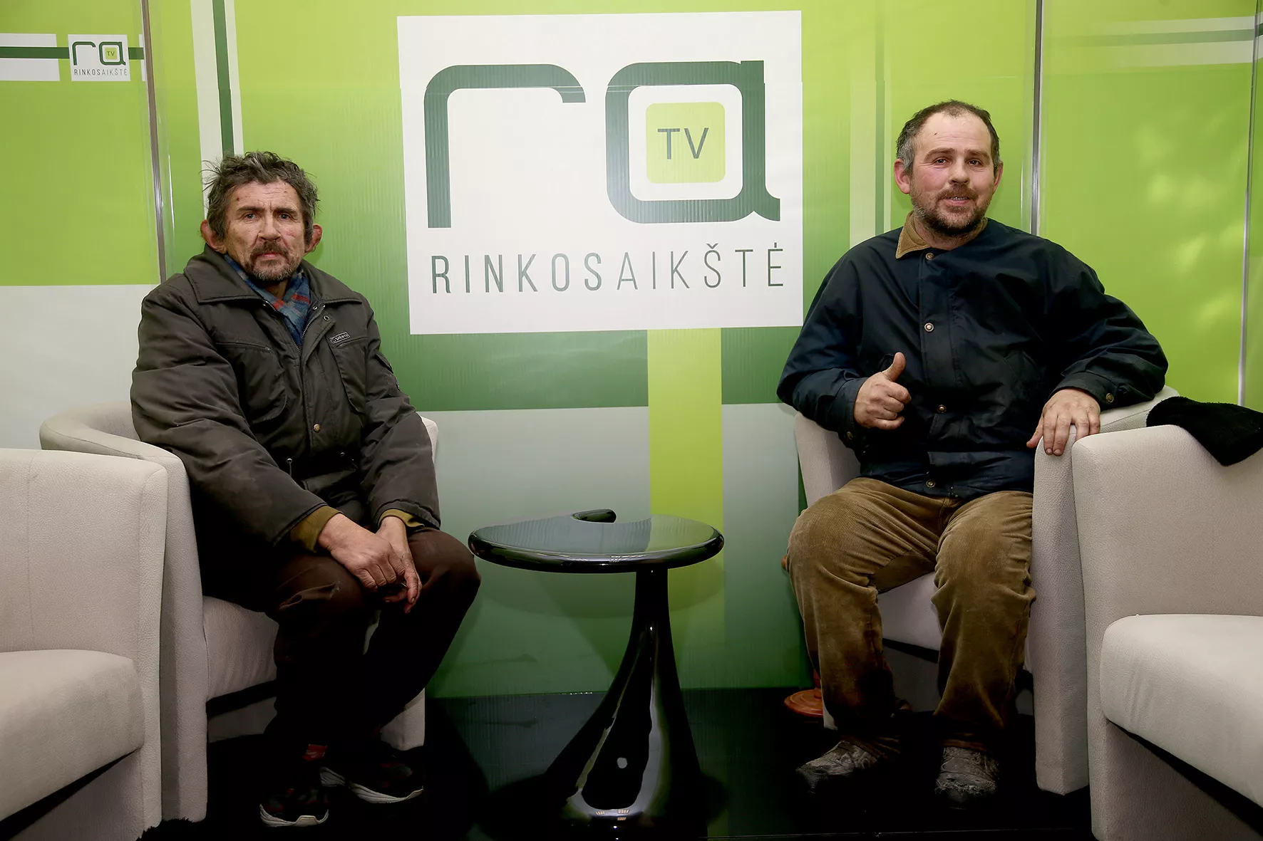 Nors likimas brolių švelnia ranka neglostė, bet jiedu pro akis nepraleidžia niūraus šiandieninių lietuvių būdo ir ragina vaikščioti linksmesniems, daugiau šypsotis. Algimanto Barzdžiaus nuotr. 