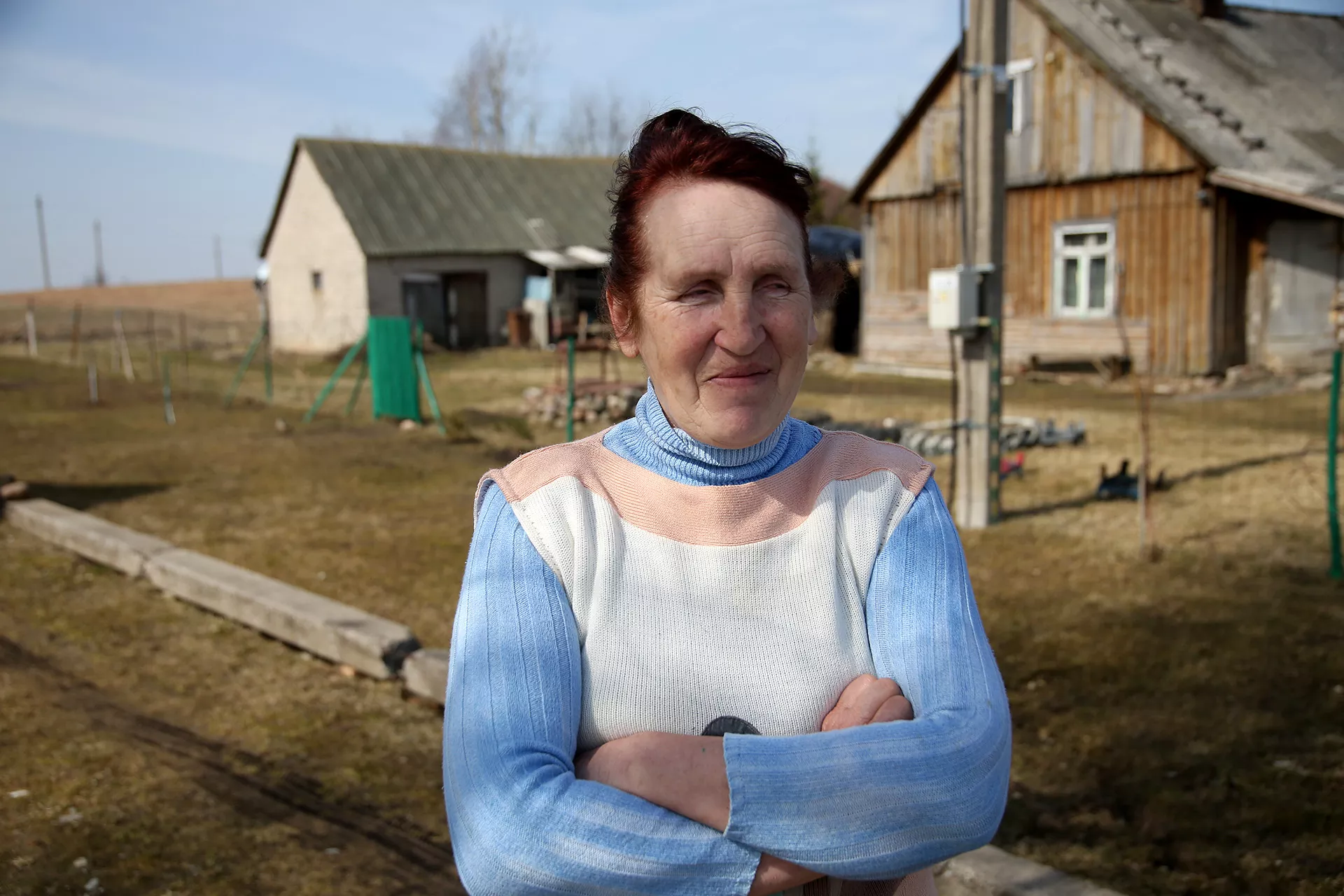 Pamačiusi mus kieman išeina ir šitos gražios kompozicijos savininkė Rukų kaimo naujakurė Virgina. A. Barzdžiaus nuotr. 