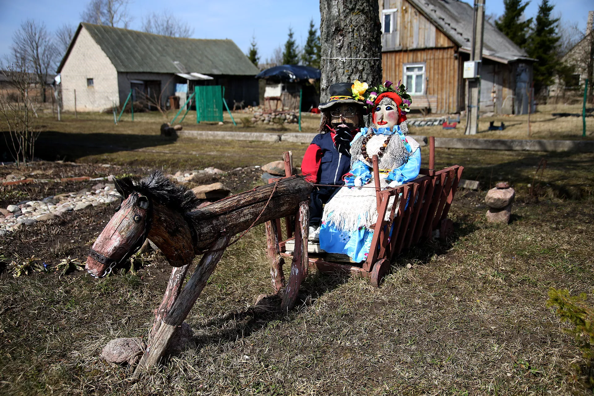 Tik įvažiavus į kaimą pamatome sodybą, kurios kieme stovi aklys, traukiantis vežimą, kuriame sėdi du žmonės – vyras su pačia. A. Barzdžiaus nuotr. 