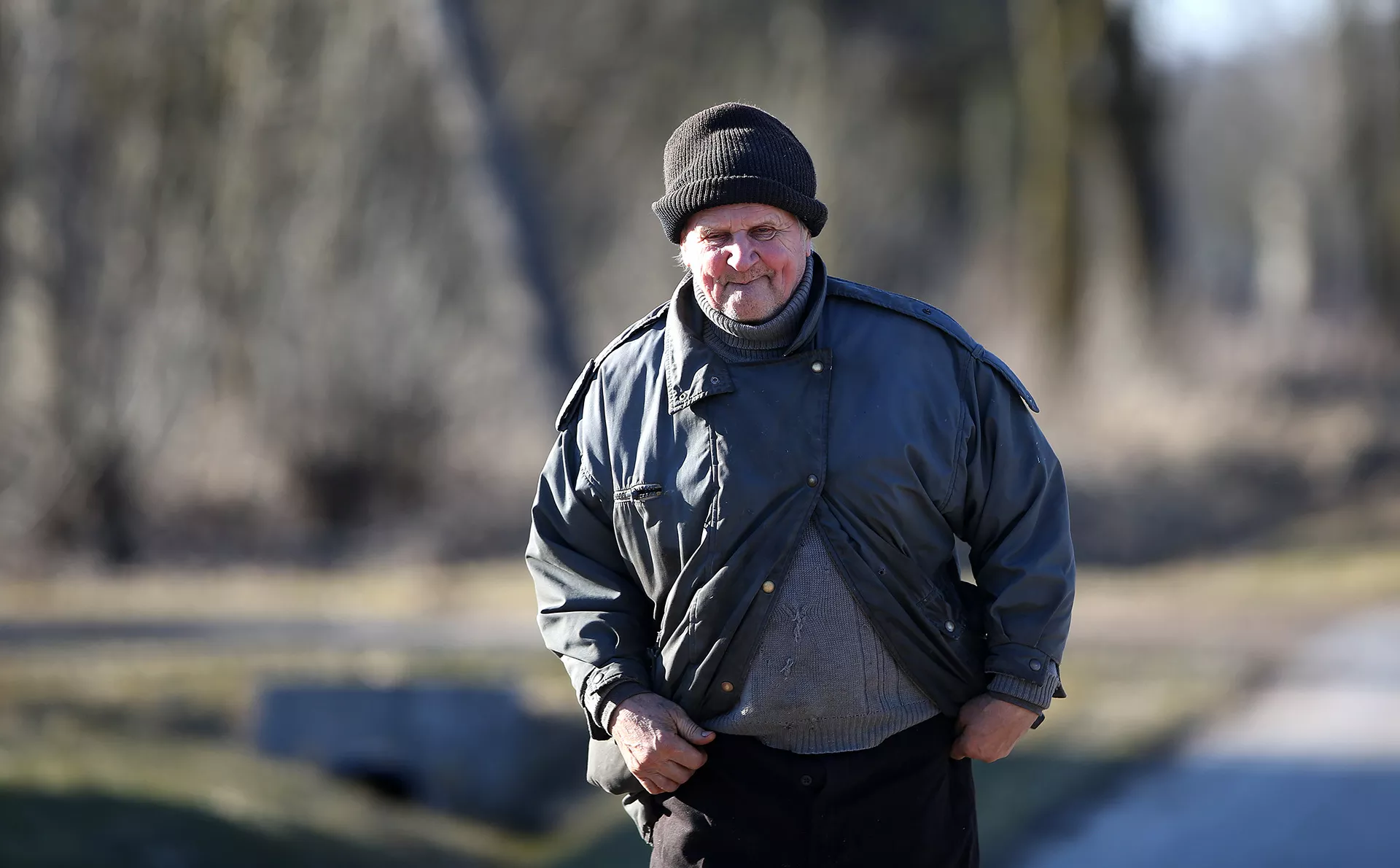 Vincas gyvenimu kaime taip pat nesiskundžia. Sako, kad tik pinigėlių trūksta. Net mažame kaime, žmogus viską gali nusipirkti, tik pinigėlių reikia turėti. Į kaimą užsuka parduotuvė ant ratų, ten galima įsigyti maisto, ūkinių prekių. A. Barzdžiaus nuotr. 