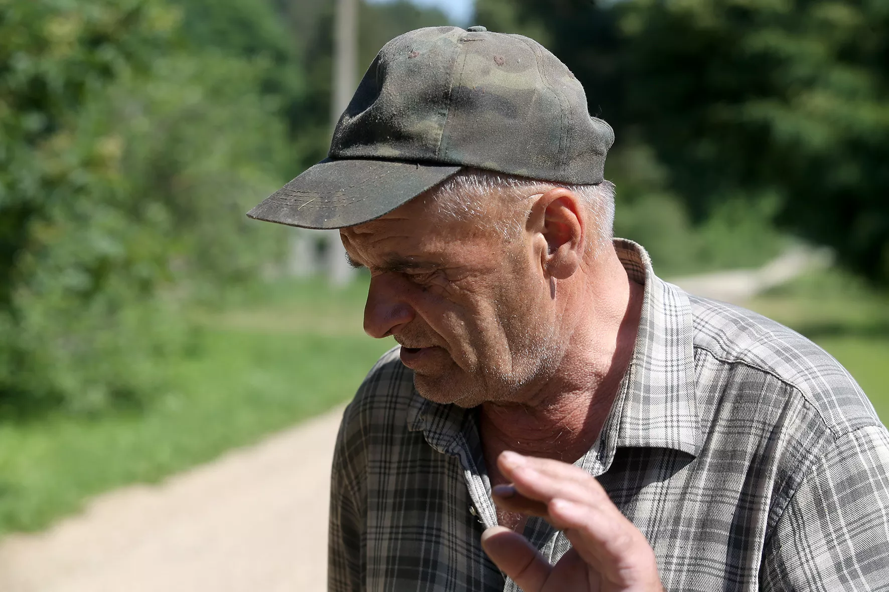 Keliaujame toliau ir vidury kelio sutinkame visą savo gyvenimą Bakainiuose gyvenantį poną Joną. A. Barzdžiaus nuotr.