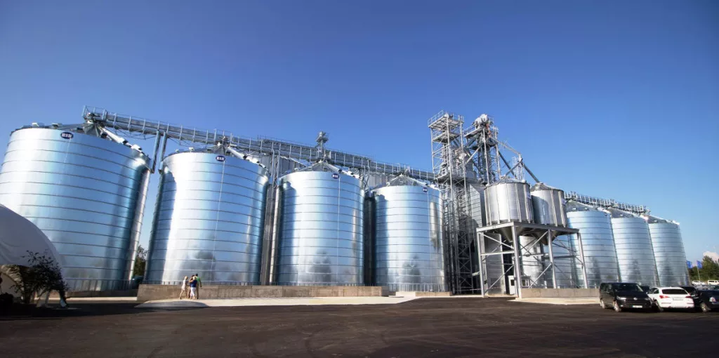 Vakarų Latvijoje, Gruobinioje, liepos 20-ąją atvėrė vartus naujas modernus 20 tūkst. tonų derliaus talpinantis „Linas Agro“ elevatoriaus kompleksas su visa tam reikalinga infrastruktūra. Bendrovės nuotr.