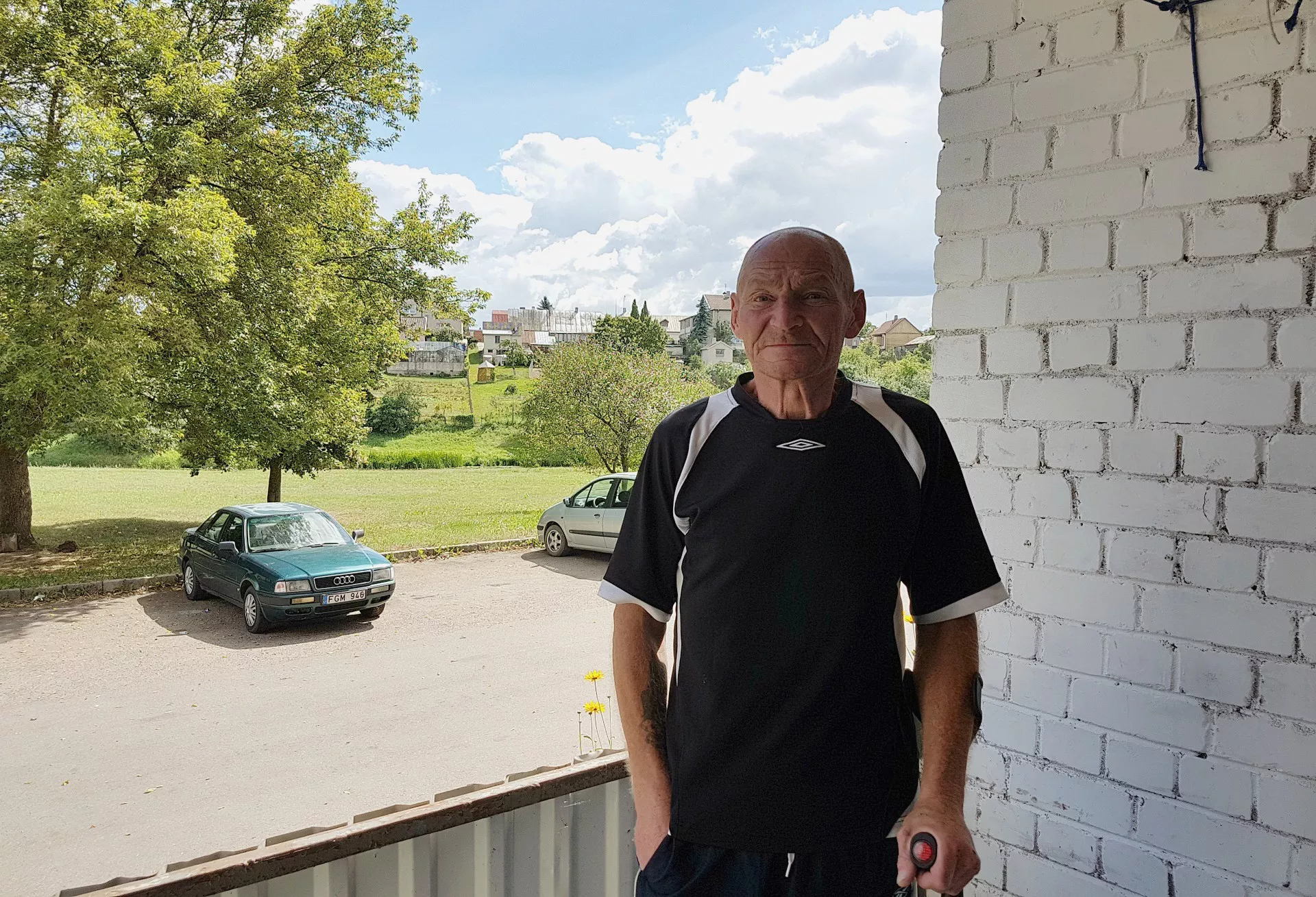 Arūnas su geradarių pagalba po truputį tvarkosi buitį ir kuria sau naują gyvenimą. A. Kupčinskaitės nuotr. 