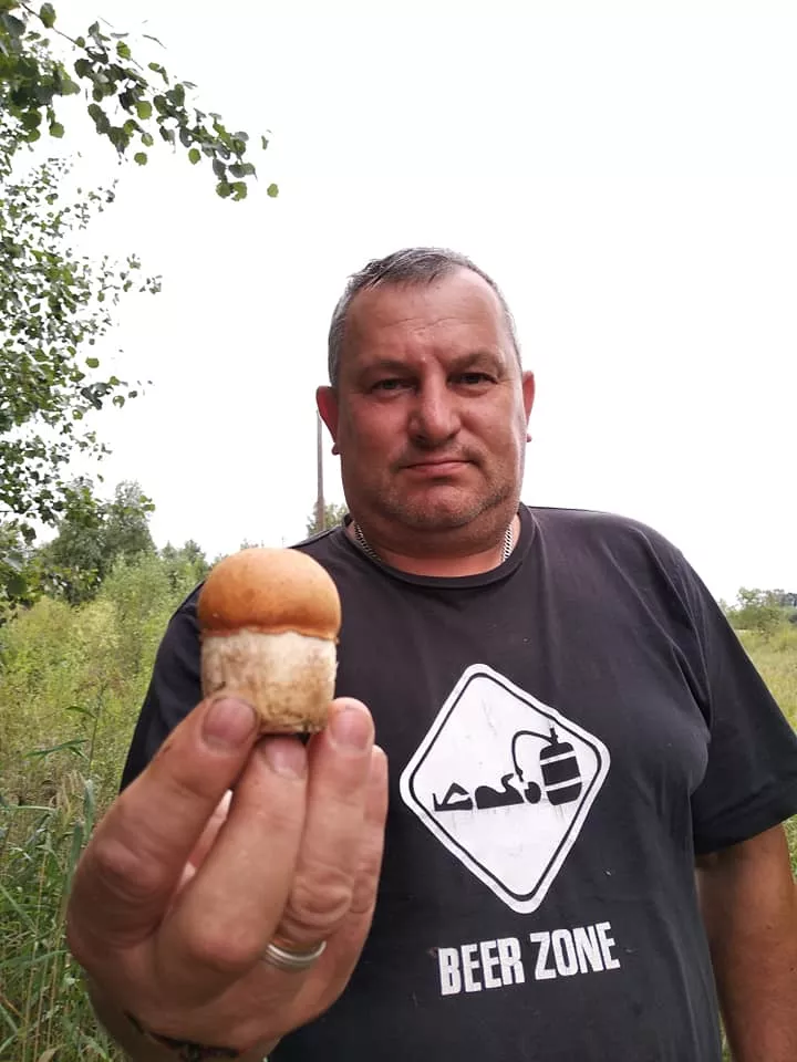   A. Bukauskienė įamžino savo vyrą Aurelijų, laikantį pirmąjį šiųmetį didelį ir storą raudonikį. Asmeninio archyvo nuotr.