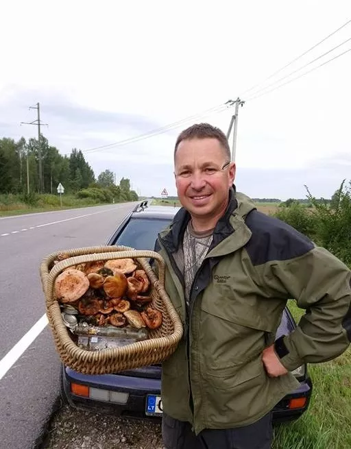 Puikiai daugelį Kėdainių rajono miškų pažįstantis kėdainietis Ruslanas Linevas sako, kad grybų dar nėra, nors jo pintinėje ir puikuojasi keletas žydukų. Asmeninio archyvo nuotr. 
