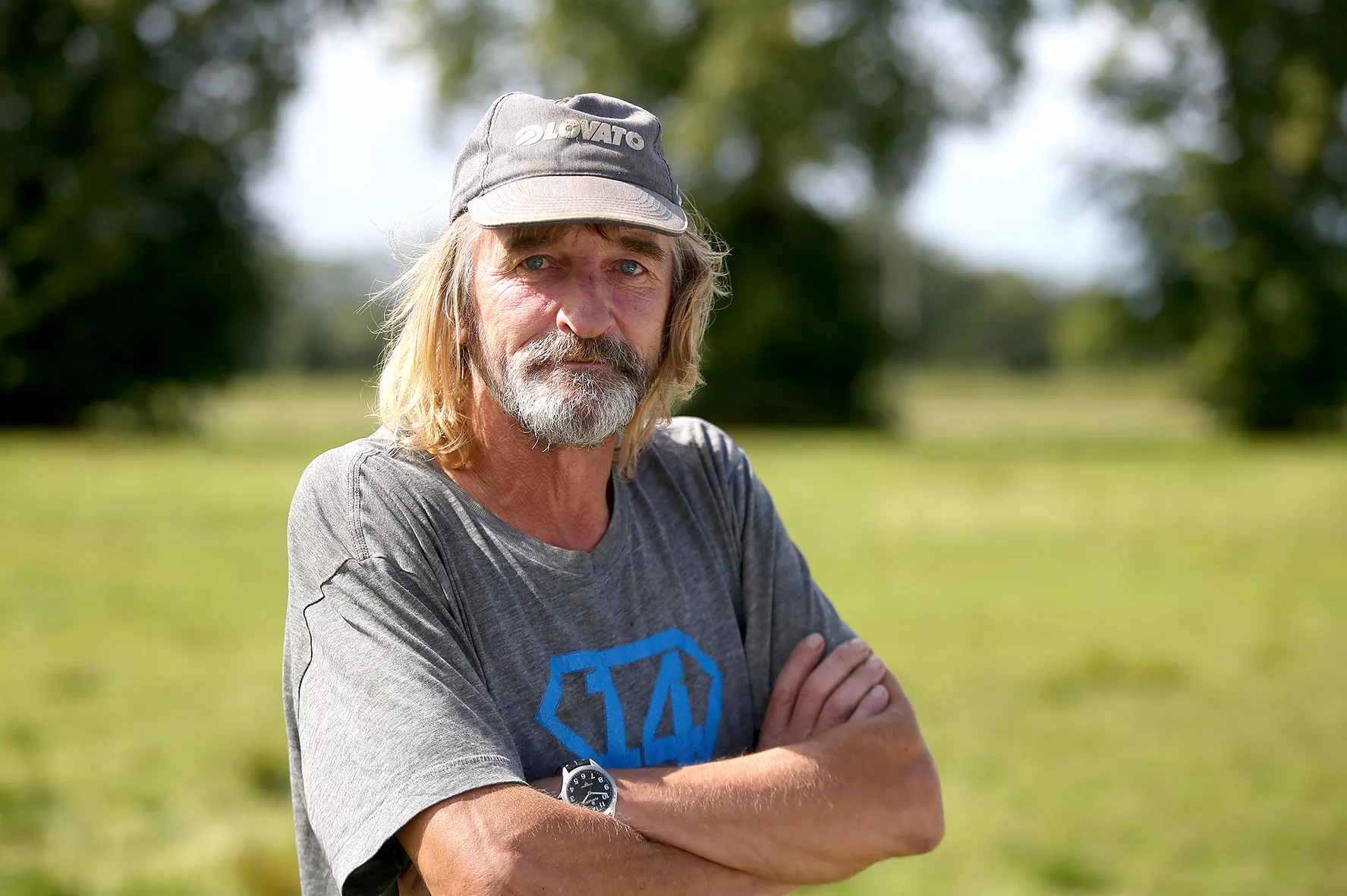 Važiuojame toliau siauru žvyruotu keliuku ir išvystame didžiulę bandą karvių. Karvės yra labai protingi gyvuliai. Jos nuo mažens žino, kad elektrinio piemenėlio peržengti negalima, kad skaudės. Tačiau karvės čia ne vienos, jas saugo ir prižiūri šių laikų piemuo ponas Arvydas. A. Barzdžiaus nuotr.