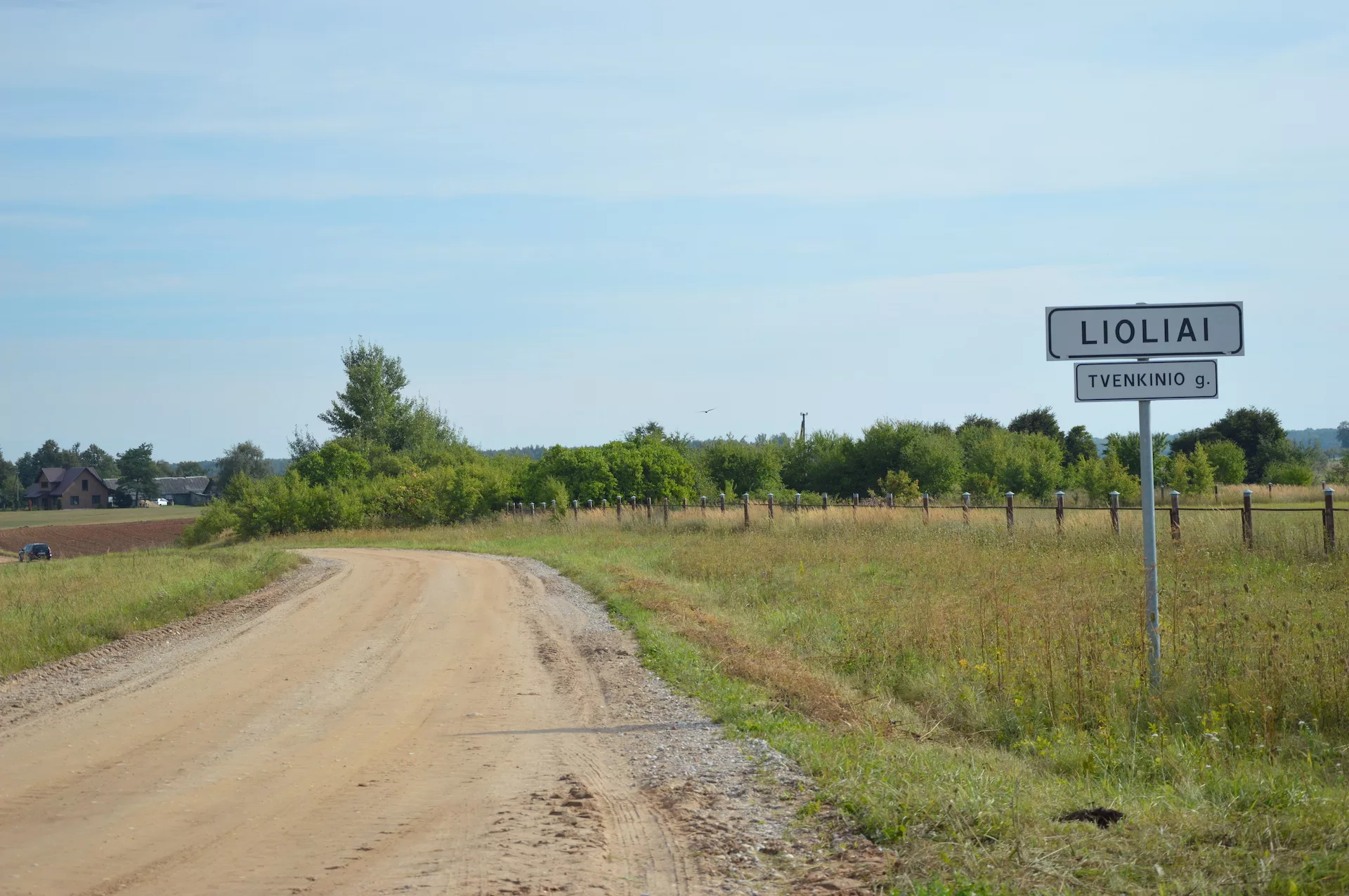 Liolių gyvenvietė, kurioje esti ir gyvenamų ir apleistų sodybų. Juditos Gaižiuvienės nuotr. 