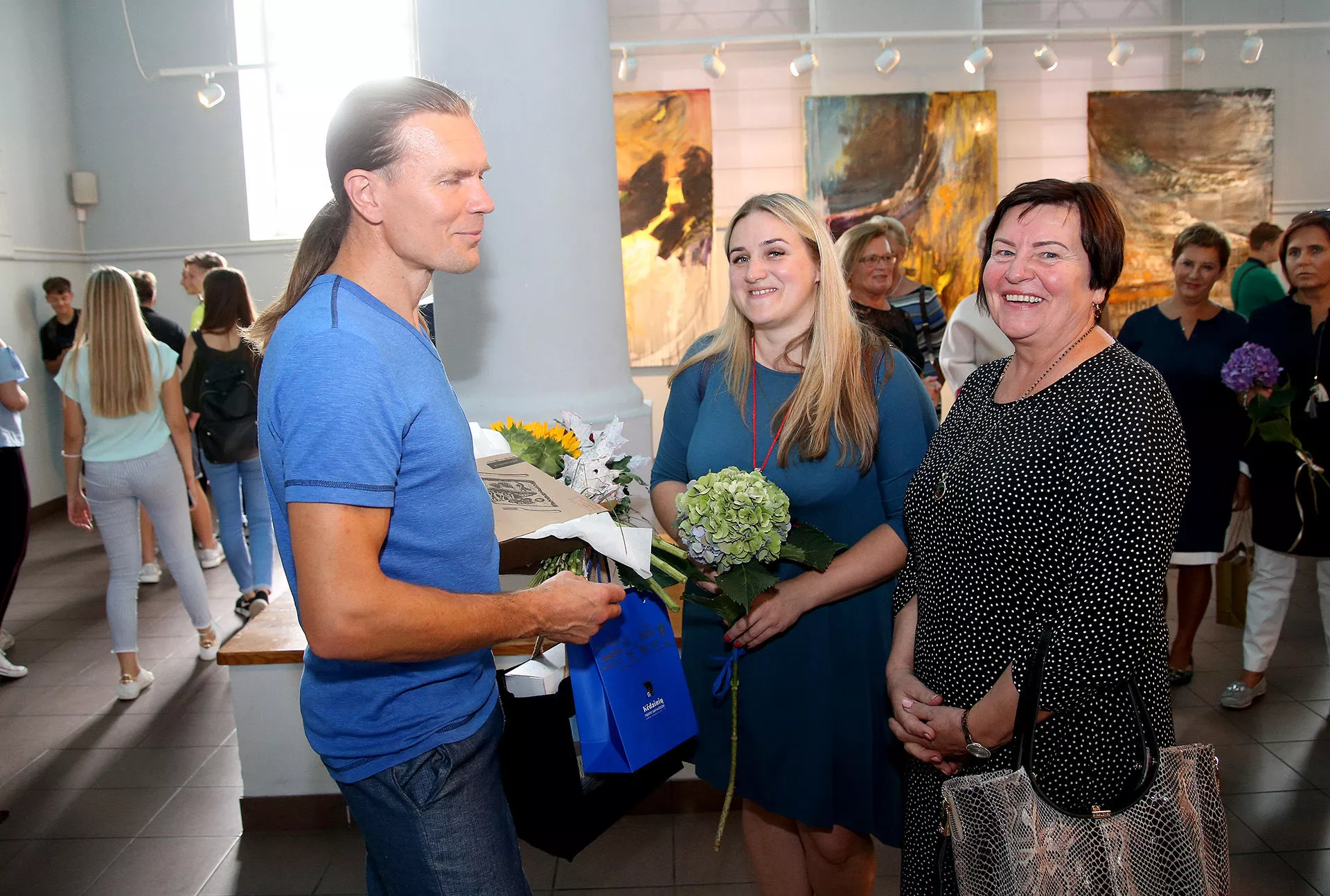 Menininką sveikino Janinos Monkutės-Marks muziejaus-galerijos direktorė Dalia Minkevičienė-Jazdauskienė (dešinėje) ir minėtos galerijos kuratorė Asta Fedaravičiūtė-Jasiūnė. A. Barzdžiaus nuotr. 