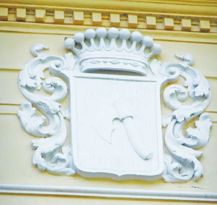 Ant Apytalaukio dvaro puikuojasi šis grafų Zabielų herbas, lygiai toks pats kažkada buvo ir ant iki šių dienų neišlikusių Labūnavos dvaro rūmų didžiojo bokšto.