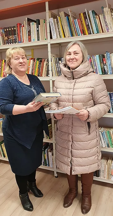 Vilijos BUTKUVIENĖS nuotr.: Veiviržėnų filialo bibliotekininkė Valė Krauleidienė džiaugiasi prieš kelerius metus atlikta bibliotekos renovacija. Išplėtus patalpas sukurtos 4 kompiuterizuotos vietos skaitytojų poreikiams. „Dabar turime apie 500 skaitytojų, kai atėjau dirbti, buvo apie 300“, – mitą, kad žmonėms nebereikia bibliotekų, paneigia Valė. Veiviržėniškė Ilona Skomantienė – dažna viešnia bibliotekoje, mėgstanti skaityti ir knygas, ir žurnalus, ir laikraščius.