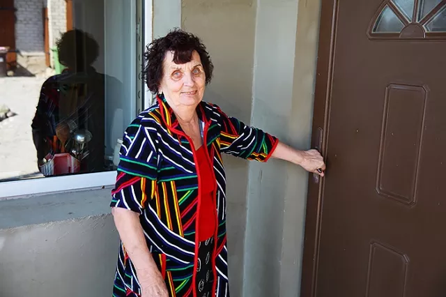 Išdraskyto gandralizdžio kaimynystėje gyvenanti P. Andrašiūnienė: „Laukiau pavasario ir gandrų, tačiau benamiai graudina.“