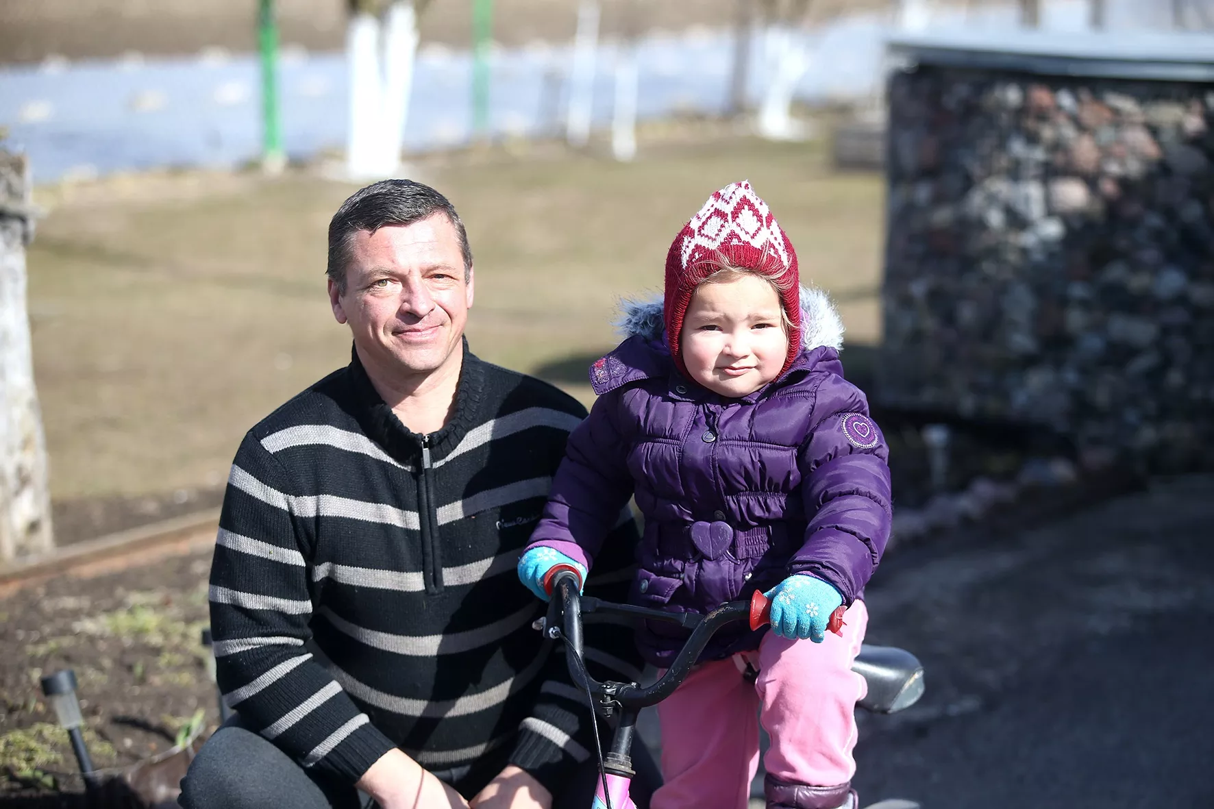  Mantviliškyje visą savo gyvenimą praleidęs česnakų ir braškių augintojas Nerijus Zauka su savo mylima dukrele. A. Barzdžiaus nuotr. 
