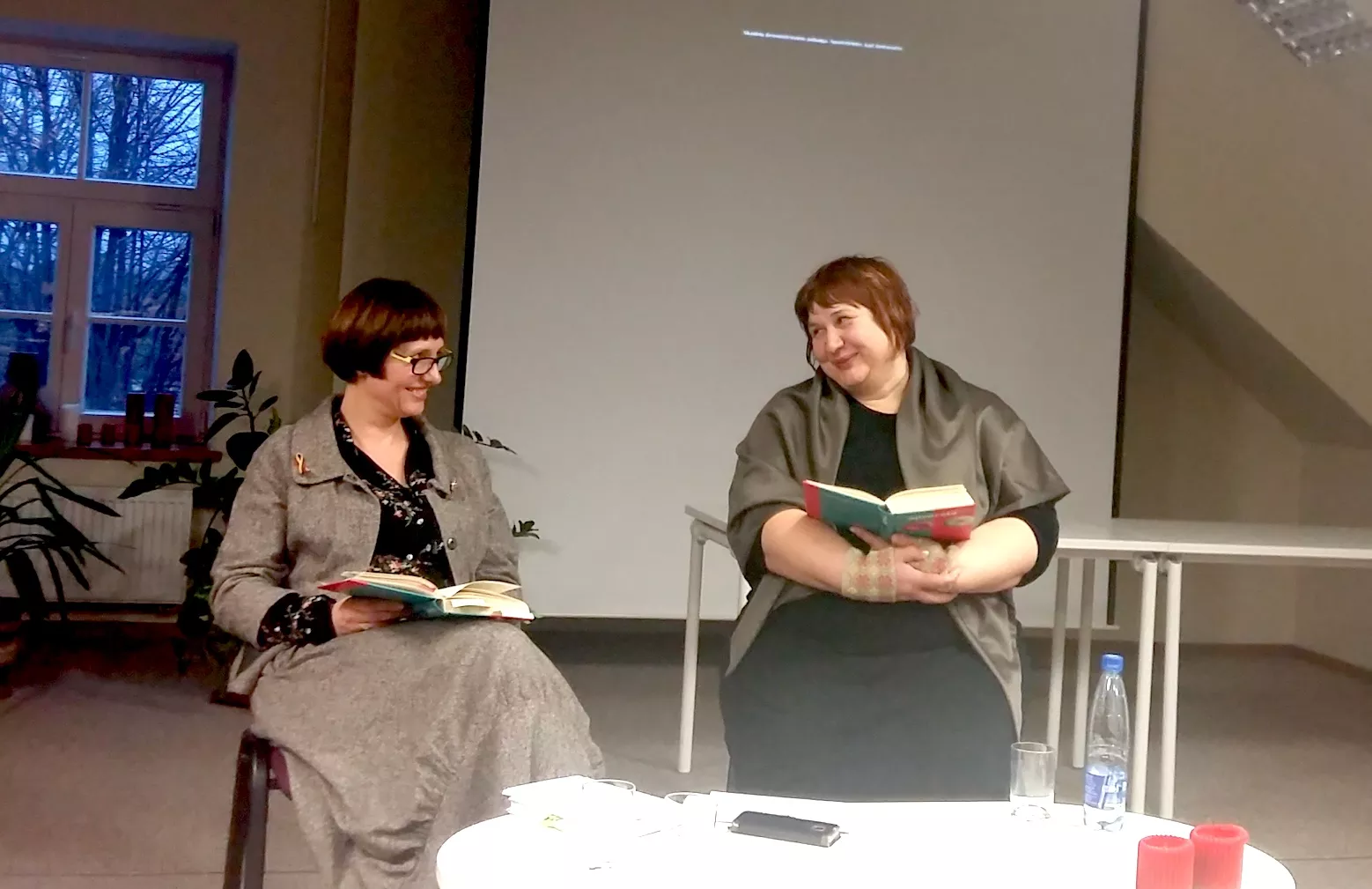 Akimirkos iš susitikimo su rašytoja Egle Gudonyte Kėdainiuose. Kairėje – E. Gudonytė, dešinėje – lituanistė, E. Gudonytės studijų draugė Asta Tikniuvienė. A. Balčiūnienės nuotr. 