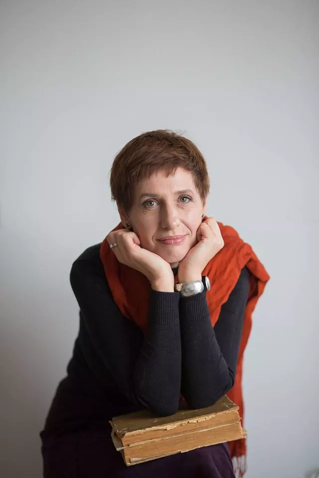 „Norėjau pereiti pagrindines moters gyvenimo stoteles: vaikystę, drauges, vyrus, tėvus, vaikus, mirtį, vyniojant laiką tarsi siūlą. O aktyvi moteris ne tik vynioja, ji išdrįsta ir durti adata bei susiūti“, – taip kol kas naujausią savo knygą „Atversta ir apversta“ pristato Eglė Gudonytė. Asmeninio archyvo nuotr. 