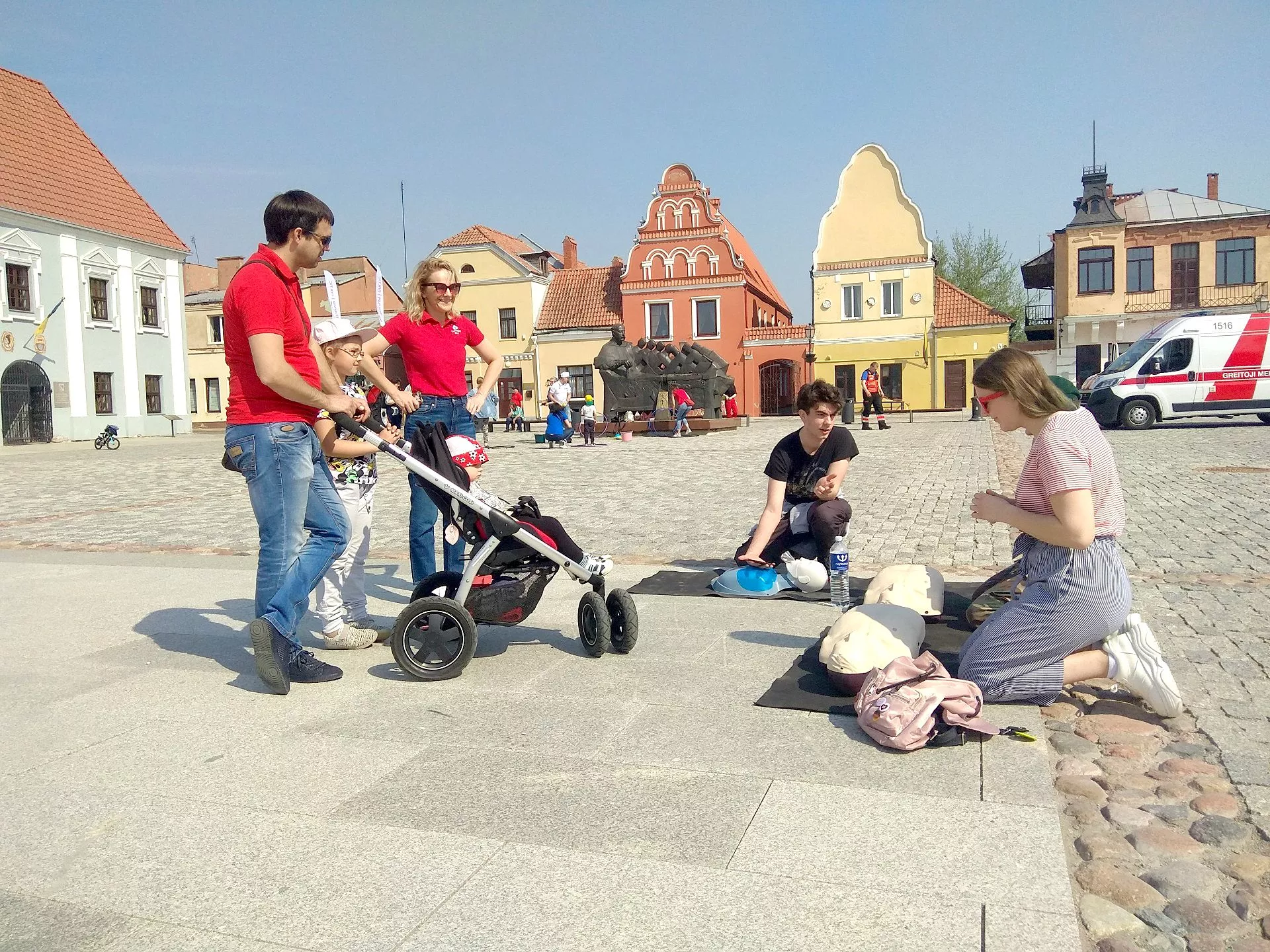 Kėdainiuose finišavo „Auksinių minučių“ maratonas, kurio metu kėdainiečiai buvo mokomi pirminio gaivinimo staigios mirties ar užspringimo atveju. D. Kuprijanovo nuotr.