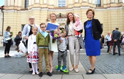 Dukters Rūtos Vilniaus universiteto bakalauro studijų baigimo proga Gėlė Mačiūnienė, dukra Saida (kairėje), marti Agnė su anūkėle Agota, (priekyje) anūkai Svajūnė, Vakaris, Jonas.