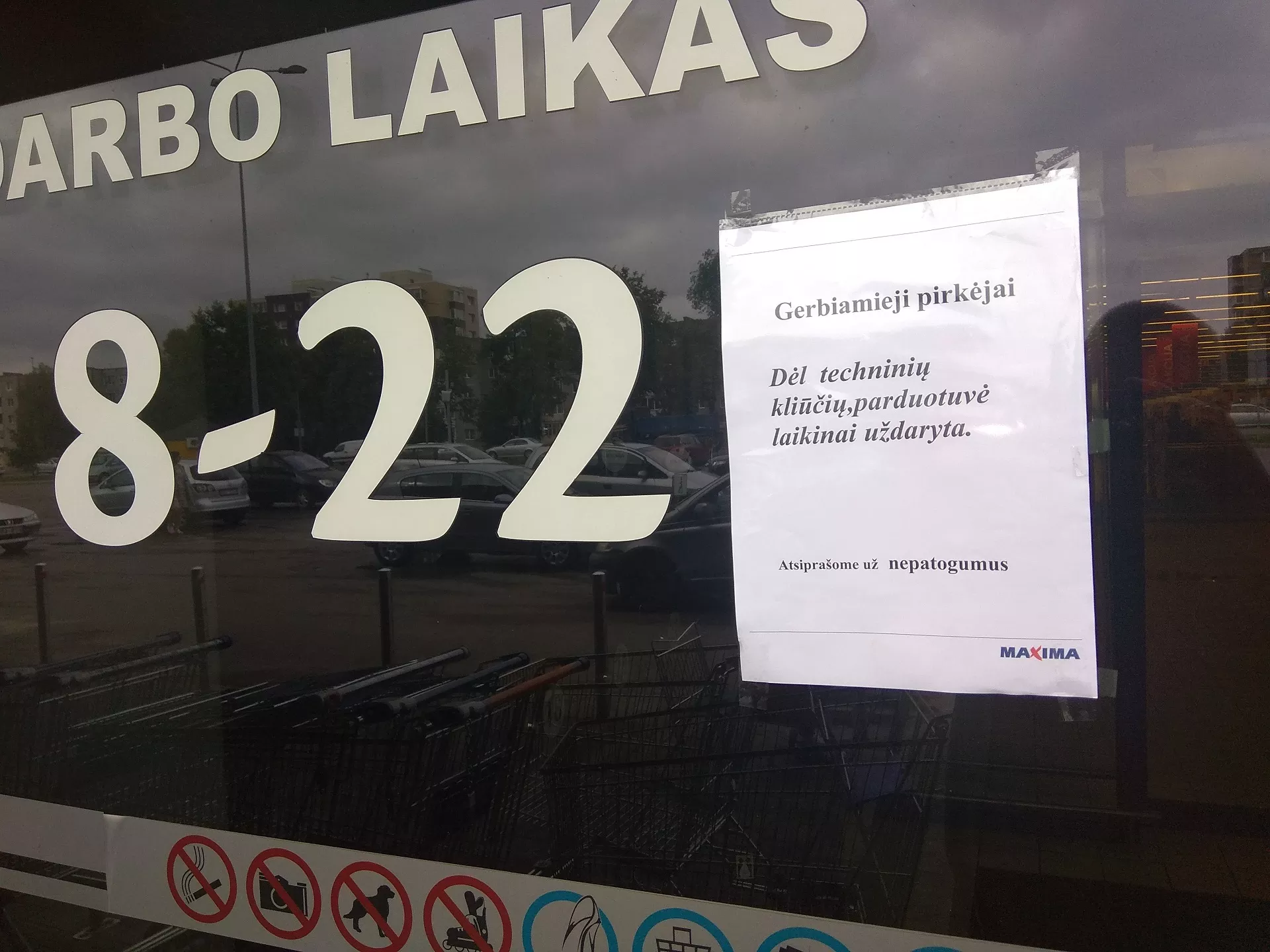 Pirmadienio rytą neveikė Kėdainių miesto J. Basanavičiaus g. 93 esantis „Maximos“ prekybos centras. Dimitrijaus Kuprijanovo nuotr.