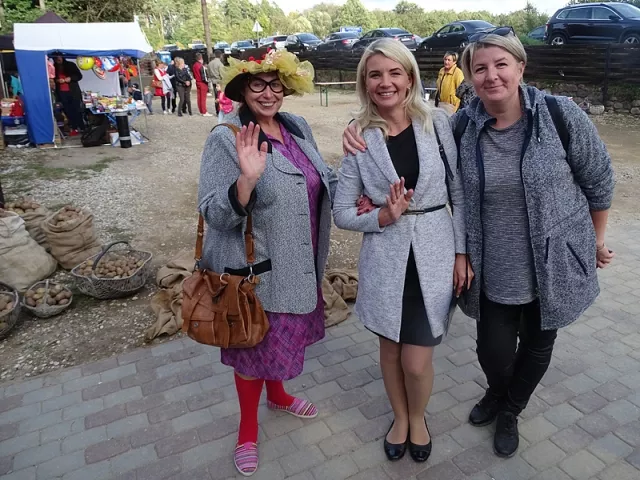 Gerai nusiteikusi renginio vedėja kaimietė Zosė su verslininke V. Juciene ir Kultūros centro direktore L. Netalimova.
