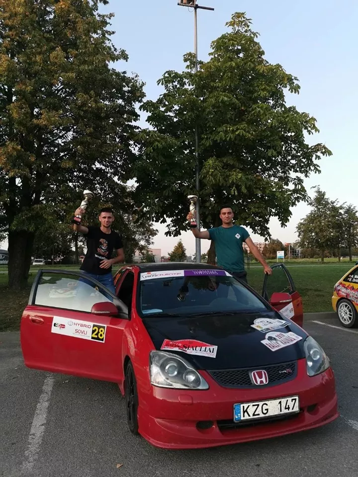 Žydrūnas (dešinėje) ir Simonas Vilčinskai neabejoja – pergalingą kelią jiems kloja tvirtas broliškas ryšys. / Asmeninio archyvo nuotr.