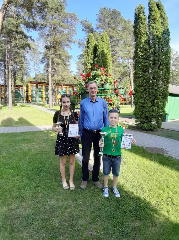 Šių metų Žaibo Lietuvos U-10 čempioną Gustą ir U-14 grupės trečiosios vietos laimėtoją Adrijaną ruošia patyręs šachmatų treneris Laimutis Šolys./ Asmeninio archyvo nuotr. 