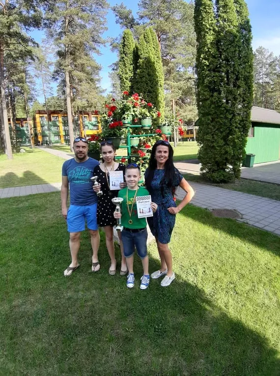Didžiausi šachmatininkų – Kėdainių „Ryto“ progimnazijos septintokės Adrijanos ir ketvirtoko Gusto – sirgaliai yra tėvai Linas ir Dalia Morkūnai./ Asmeninio archyvo nuotr.