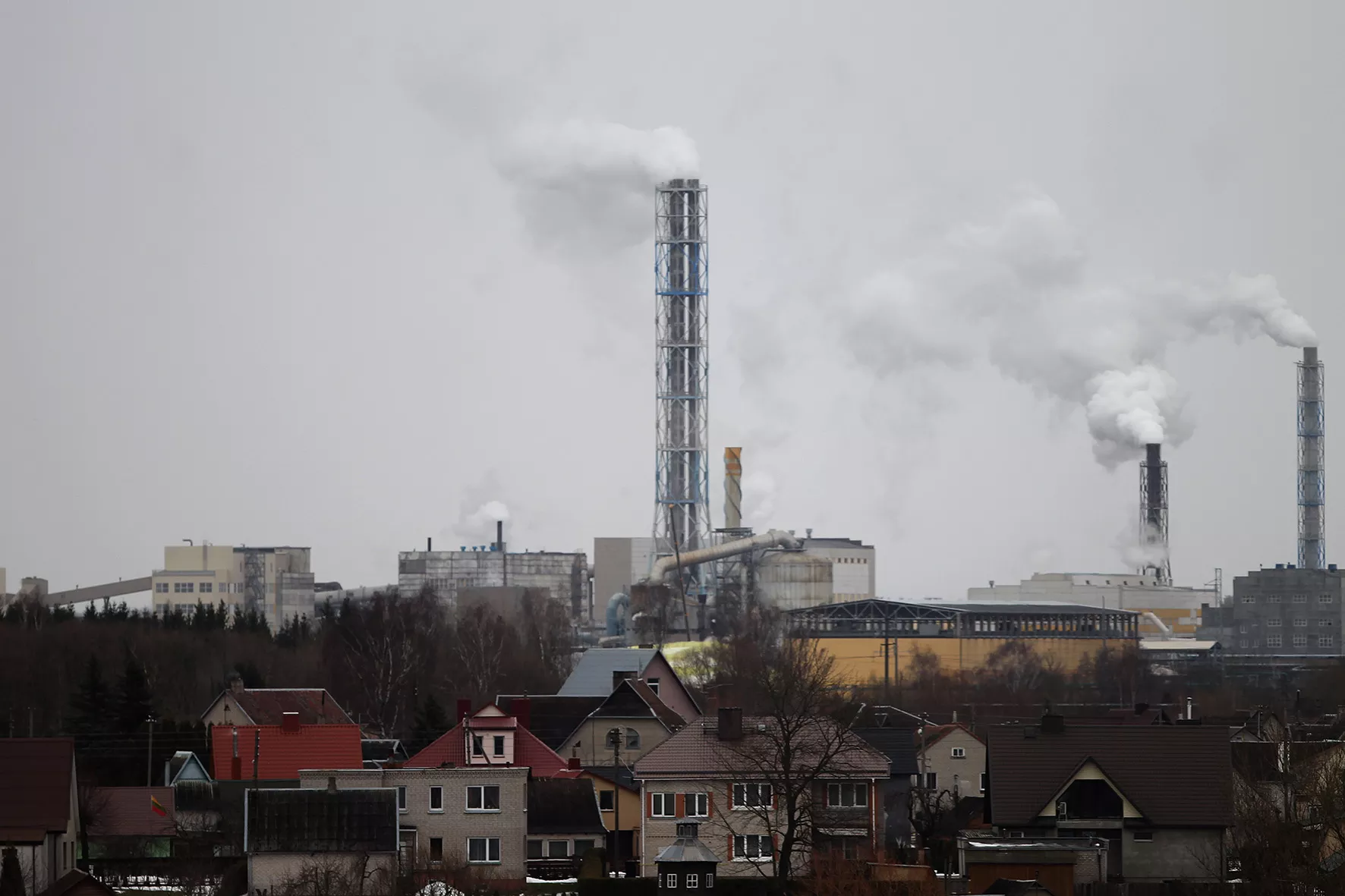 Ypač kenksmingų teršalų, esančių ore, poveikis juntamas tik gana ilgo laiko perspektyvoje. Dėl to kelis metus būti prie intensyvaus eismo gatvės gali būti pavojingiau, nei kelias dienas būti tiesioginio gaisro poveikio zonoje. / A. Barzdžiaus nuotr. 