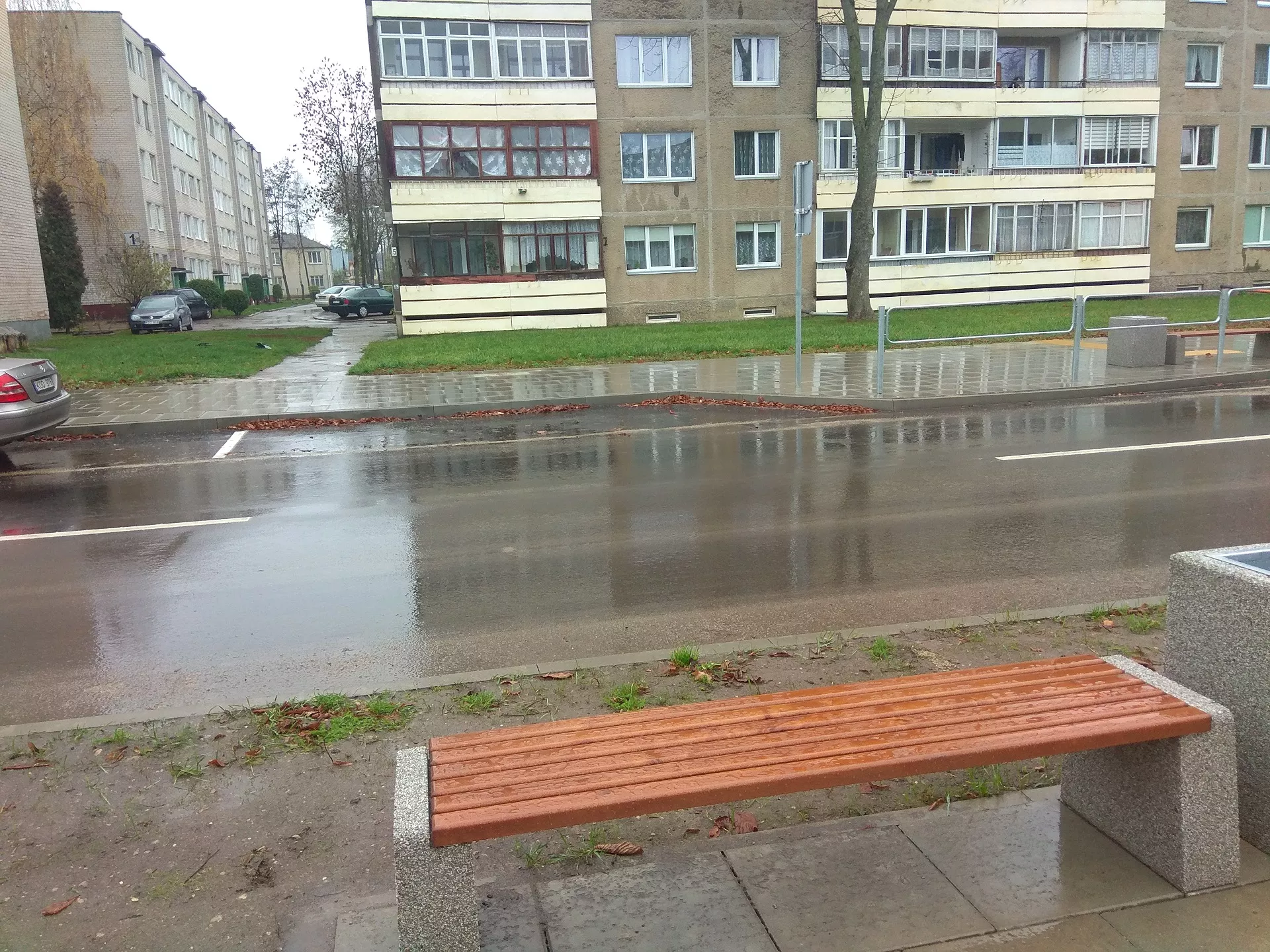 Senjoro ir jo bičiulių kaimynų įsitikinimu, minėtoje gatvėje tarp 3-ojo ir 5-ojo daugiabučių namų, per naujai rekonstruotą gatvę, turėtų būti įrengta pėsčiųjų perėja. / D. Kuprijanovo nuotr.