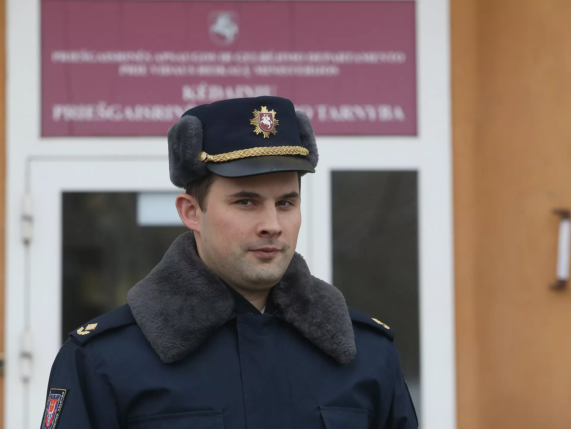 Kėdainių priešgaisrinės gelbėjimo tarnybos viršininkas Andrius Eidimtas primena gyventojams, kad  reiktų labai atsargiai elgtis su pirotechnikos gaminiais, nes jie gali ne tik sužaloti žmogų, bet ir sukelti didžiulį gaisrą. / A. Barzdžiaus nuotr. 