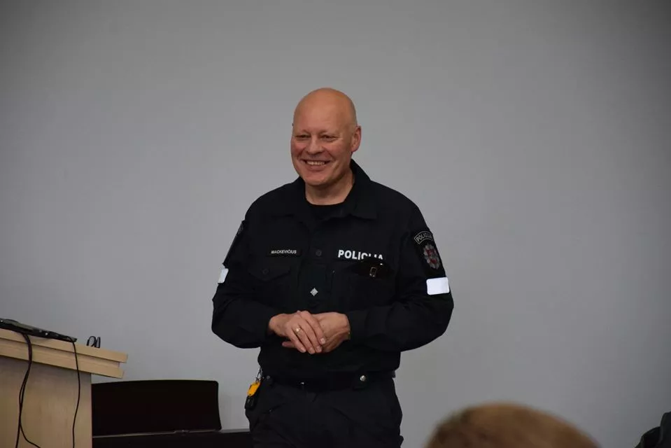 Kėdainių policijos bendruomenės pareigūnas Robertas Mackevičius primena, kad šventiniu laikotarpiu reikėtų pasisaugoti ilgapirščių, nes jiems šventės yra pats darbymetis. / Asmeninio archyvo nuotr. 