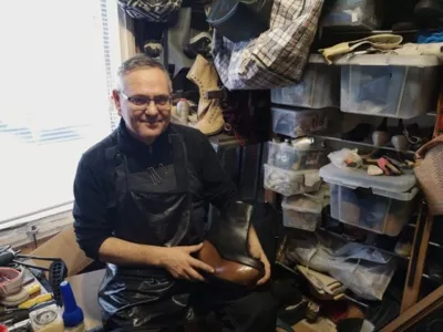 Batsiuvys rankoje laiko viena įdomesnių batų, kurį jam paliko klientė, prašydama parduoti.