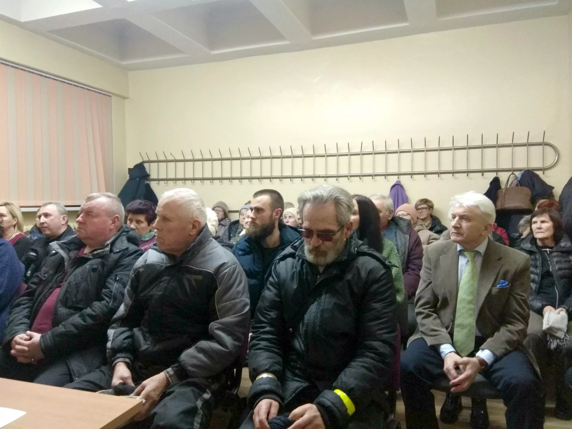 Vilainių salė lūžo nuo gyventojų – jų susirinko daugybė. Žmonės atėjo išsakyti savo bėdų pačiam policijos viršininkui bei specialistams. / D. Kuprijanovo nuotr. 