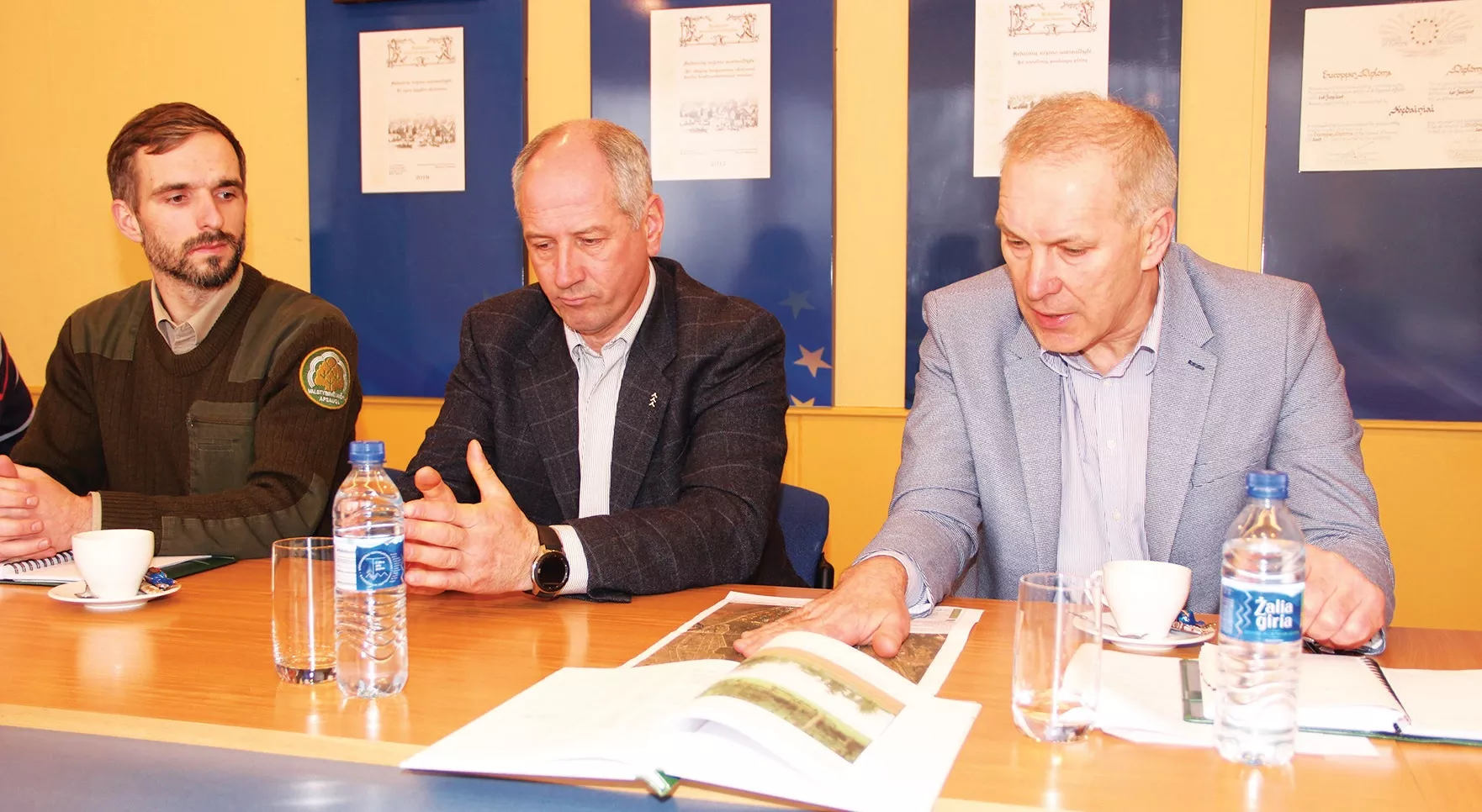 Valstybinės miškų urėdijos atstovai G. Nemunis (centre) bei S. Kvedaras (dešinėje) teigė, kad parengtas Babėnų šilo projektas yra niekinis ir turi būti arba perdarytas iš naujo, arba labai ženkliai pakoreguotas. / Kėdainių rajono savivaldybės nuotr.
