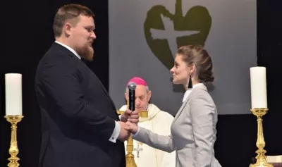 Pakylėti. Pakruojiškių Monikos ir Audriaus jausmai pakylėti iki šiol. Juk du vaikus auginantys sutuoktiniai atnaujino savo santuokos įžadus, paliudijo meilę vienas kitam prieš Dievą, stebint tūkstantinei Šeimų šventės dalyvių miniai.
