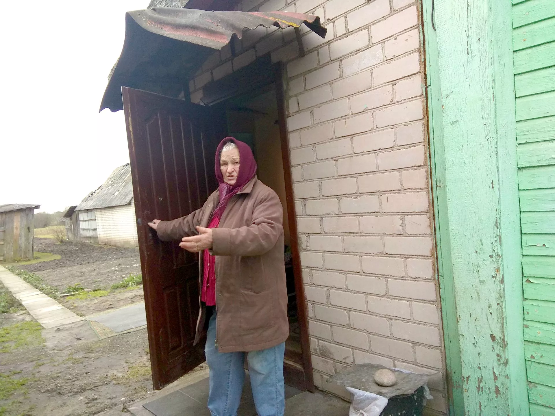 „Rinkos aikštei“ vietos gyventojai guodėsi, kad gaisras buvo išties baisus. Laimei, netrukus pasirodė ir pirmieji ugniagesiai./ D. Kuprijanovo nuotr. 