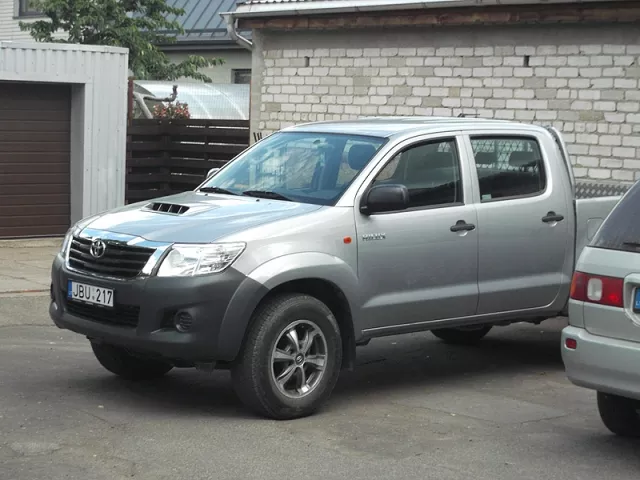 Gargždų seniūnijai už 21 000 eurų naujutėlaitis visureigis „Toyota Hilux“ buvo nupirktas 2016 m. Gargždiškių signalas, kad seniūnijos visureigis naudojamas ne tik tarnybiniams tikslams, yra nebe pirmas. 