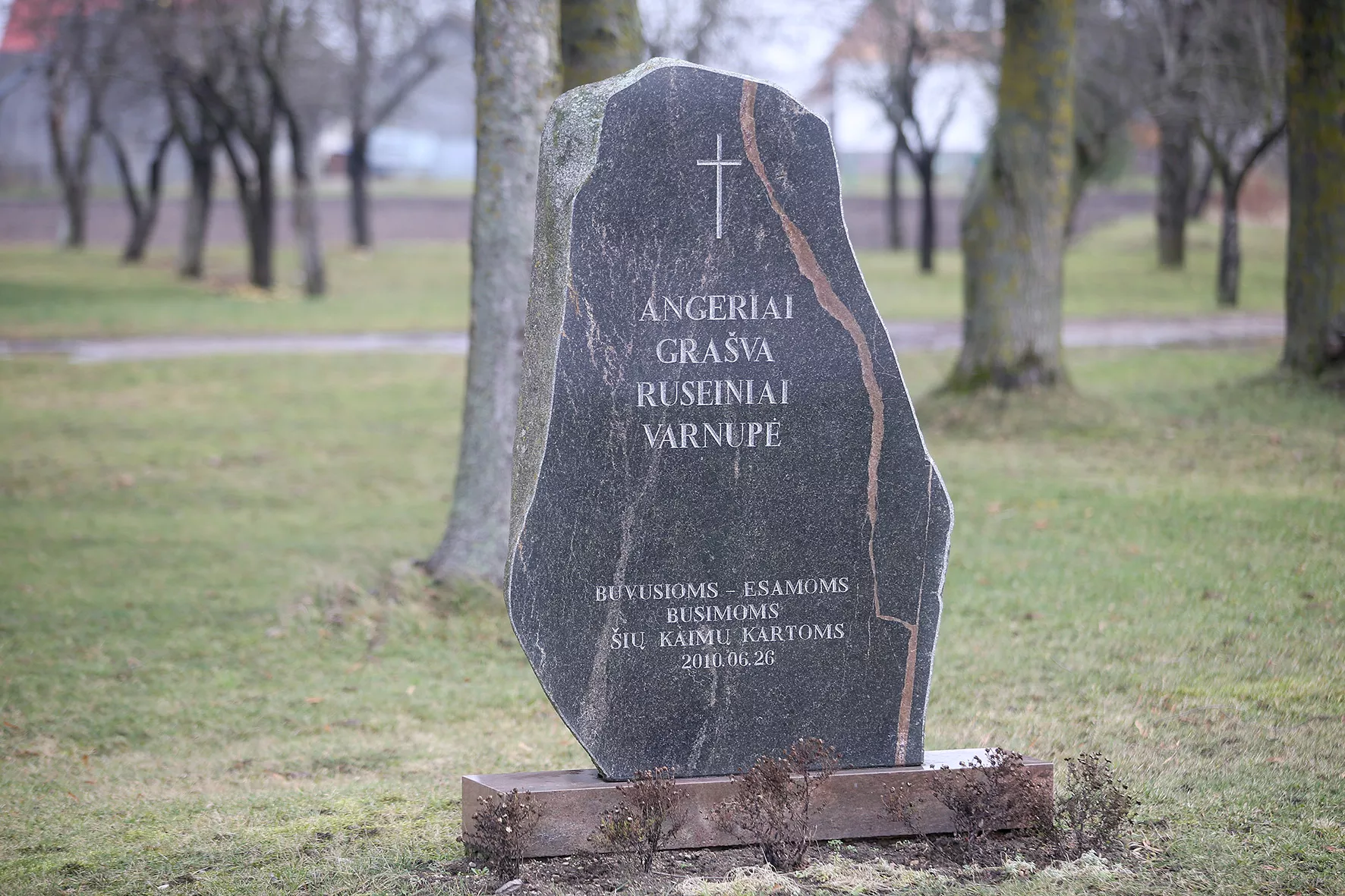 Paminklinis akmuo Angirių, Grašvos, Ruseinių ir Varnupės kaimų atnaujinimui. / Algimanto Barzdžiaus/ „Rinkos aikštės“ archyvo nuotr.