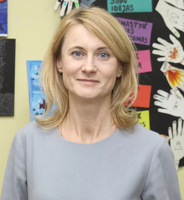 V. Lygnugarienė: „Budintis globotojas yra fizinis asmuo, atitinkantis keliamus reikalavimus, išklausęs globėjų ir įtėvių mokymus ir gavęs išvadą. Budintis globėjas vaiką prižiūri pagal su Globos centru sudarytą paslaugų teikimo sutartį ir veiklą vykdo pagal individualios veiklos pažymą.“