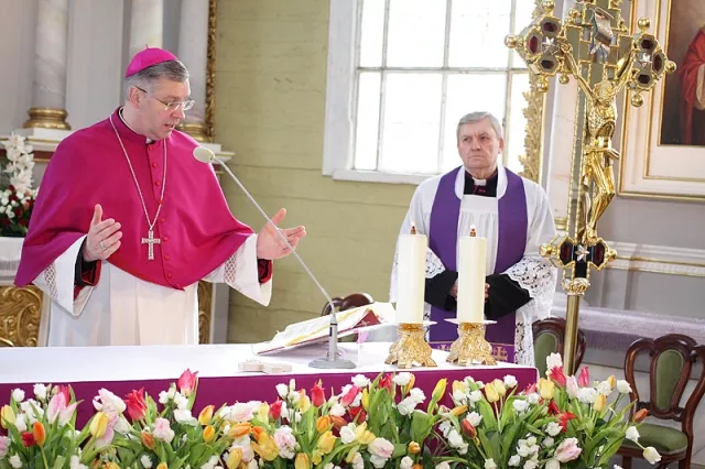 Gargždų parapijos klebonas kanauninkas J. Paulauskas džiaugėsi arkivyskupo K. Kėvalo vizitu.