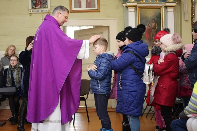 Arkivyskupas K. Kėvalas pasigėrėjo, kad Vėžaičių bažnyčioje mato daug jaunų žmonių, vaikų, kuriems suteikė palaiminimą.
