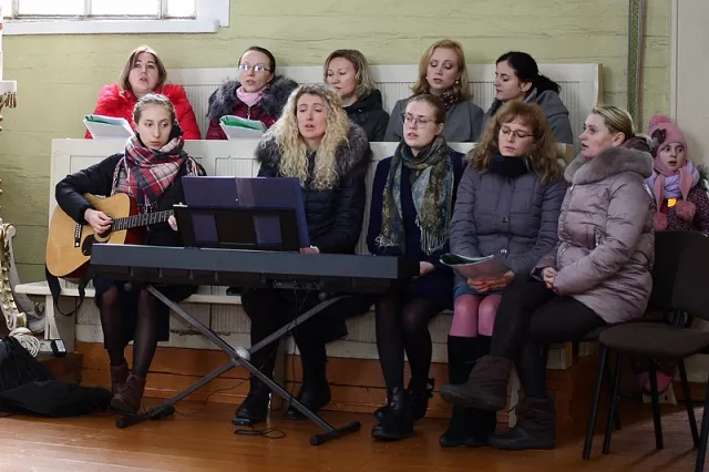 Vėžaičių bažnyčioje giedojo jaunimo choras. 